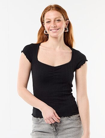 T-shirt a costine con maniche corte e volant