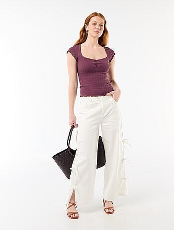 T-shirt a costine con maniche corte e volant