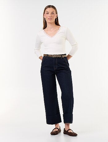 T-shirt a costine con pizzo al collo
