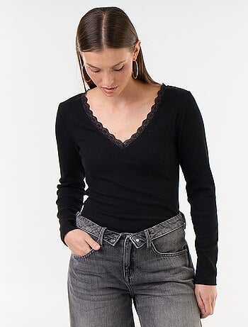 T-shirt a costine con pizzo al collo