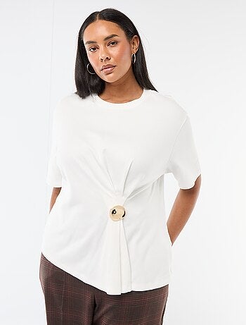 T-shirt a girocollo drappeggiato con dettaglio gioiello