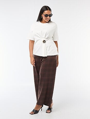 T-shirt a girocollo drappeggiato con dettaglio gioiello