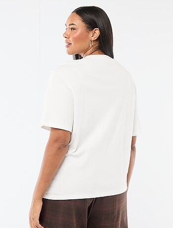 T-shirt a girocollo drappeggiato con dettaglio gioiello