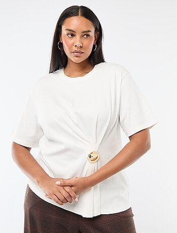 T-shirt a girocollo drappeggiato con dettaglio gioiello