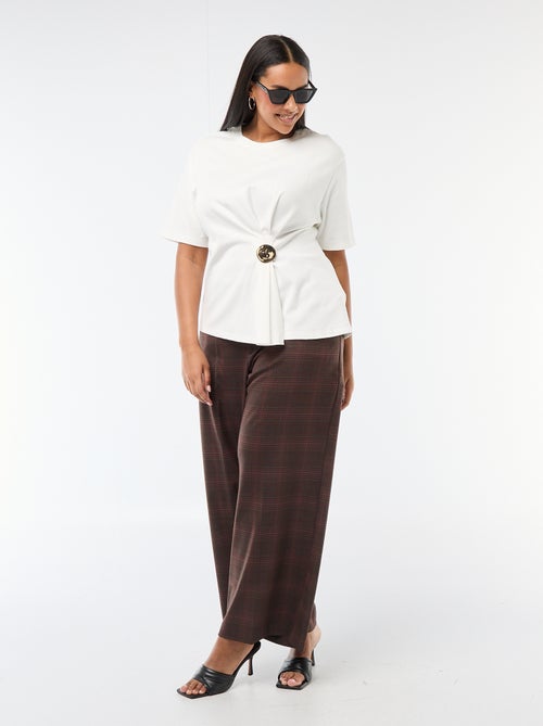 T-shirt a girocollo drappeggiato con dettaglio gioiello - Kiabi