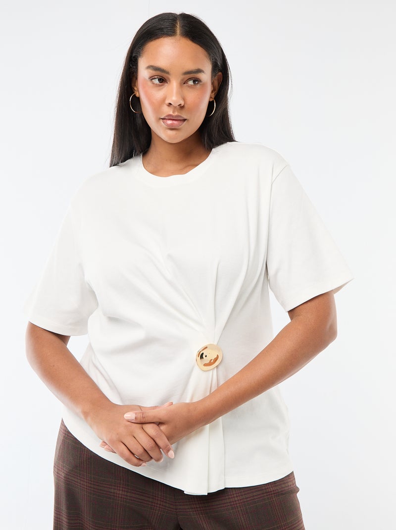 T-shirt a girocollo drappeggiato con dettaglio gioiello Bianco - Kiabi