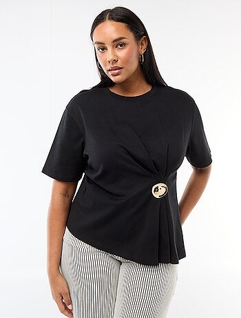 T-shirt a girocollo drappeggiato con dettaglio gioiello