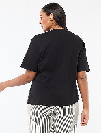 T-shirt a girocollo drappeggiato con dettaglio gioiello