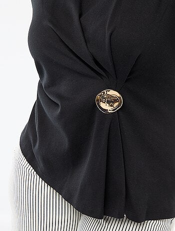 T-shirt a girocollo drappeggiato con dettaglio gioiello