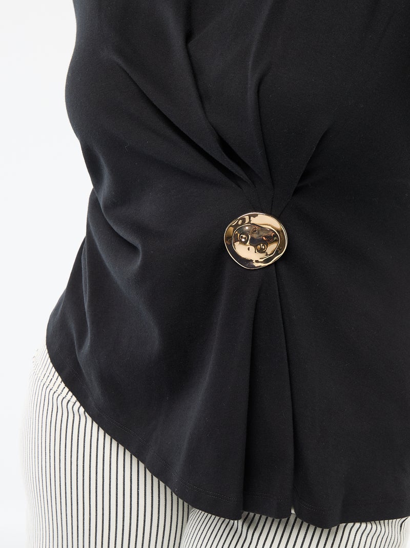 T-shirt a girocollo drappeggiato con dettaglio gioiello Nero - Kiabi