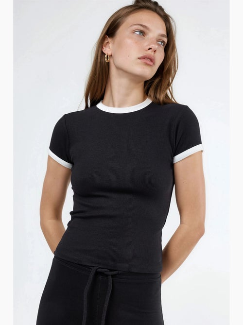 T-shirt a maniche corte a coste con scollo rotondo busem - Kiabi T-shirt a maniche corte a coste con scollo rotondo busem - Kiabi