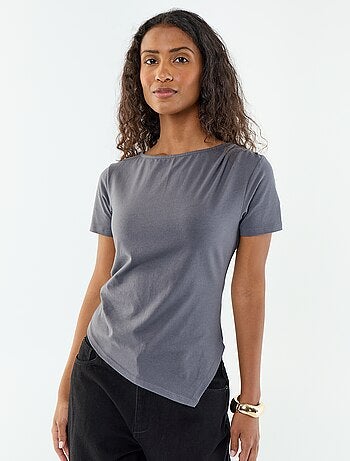 T-shirt a maniche corte asimmetrica