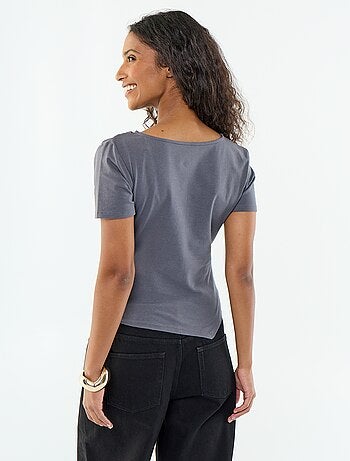 T-shirt a maniche corte asimmetrica