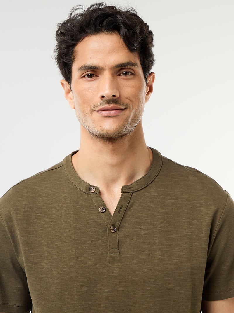 T-shirt a maniche corte con collo alla tunisina Kaki - Kiabi