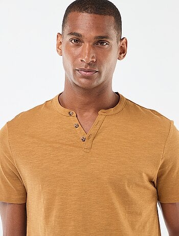 T-shirt a maniche corte con collo serafino