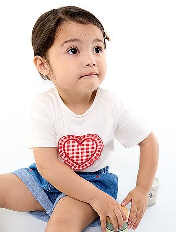 T-shirt a maniche corte con cuore cucito
