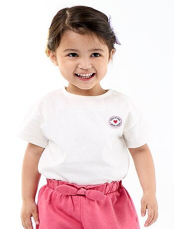 T-shirt a maniche corte con cuore cucito