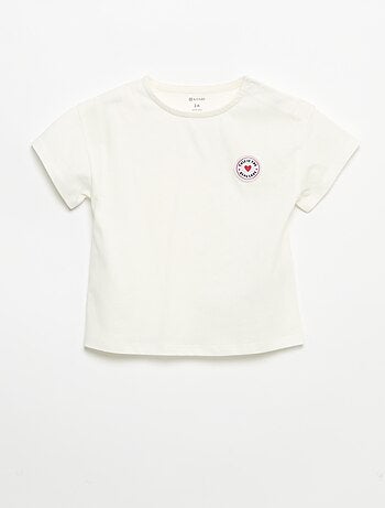 T-shirt a maniche corte con cuore cucito