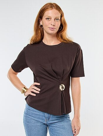 T-shirt a maniche corte con dettaglio gioiello decorativo frontale effetto twist