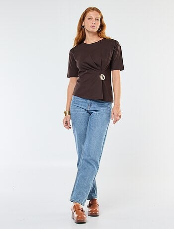 T-shirt a maniche corte con dettaglio gioiello decorativo frontale effetto twist