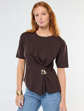 T-shirt a maniche corte con dettaglio gioiello decorativo frontale effetto twist