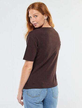 T-shirt a maniche corte con dettaglio gioiello decorativo frontale effetto twist