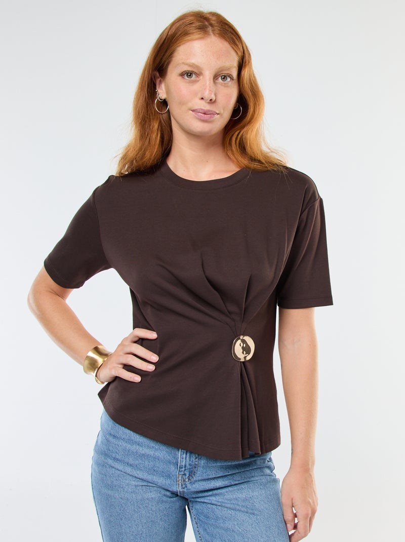 T-shirt a maniche corte con dettaglio gioiello decorativo frontale effetto twist Marrone - Kiabi