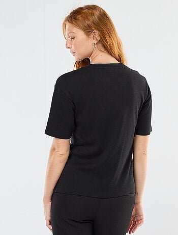 T-shirt a maniche corte con dettaglio gioiello decorativo frontale effetto twist
