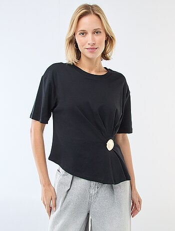 T-shirt a maniche corte con dettaglio gioiello decorativo frontale effetto twist