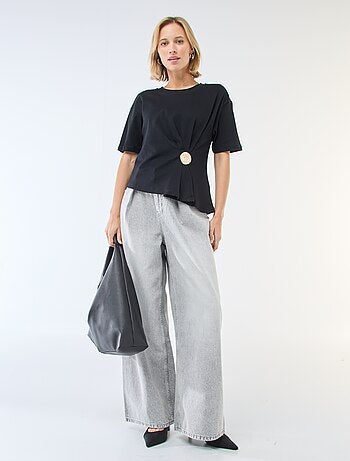 T-shirt a maniche corte con dettaglio gioiello decorativo frontale effetto twist