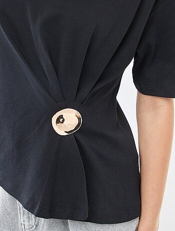 T-shirt a maniche corte con dettaglio gioiello decorativo frontale effetto twist