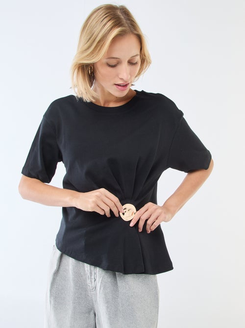 T-shirt a maniche corte con dettaglio gioiello decorativo frontale effetto twist - Kiabi