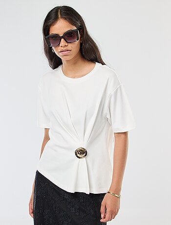 T-shirt a maniche corte con dettaglio gioiello decorativo frontale effetto twist