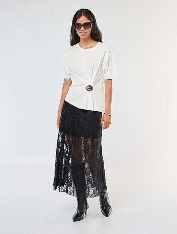 T-shirt a maniche corte con dettaglio gioiello decorativo frontale effetto twist