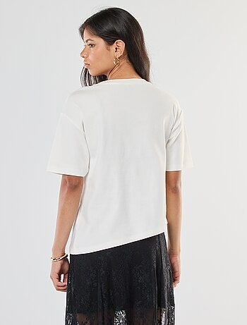 T-shirt a maniche corte con dettaglio gioiello decorativo frontale effetto twist