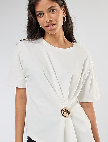 T-shirt a maniche corte con dettaglio gioiello decorativo frontale effetto twist
