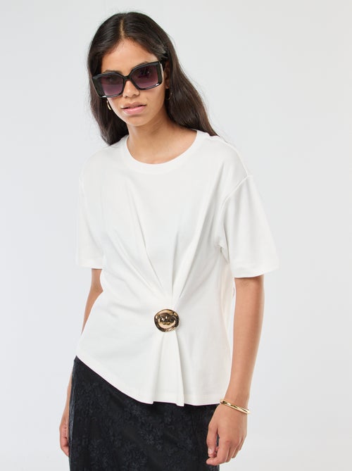 T-shirt a maniche corte con dettaglio gioiello fantasia frontale effetto twist - Kiabi