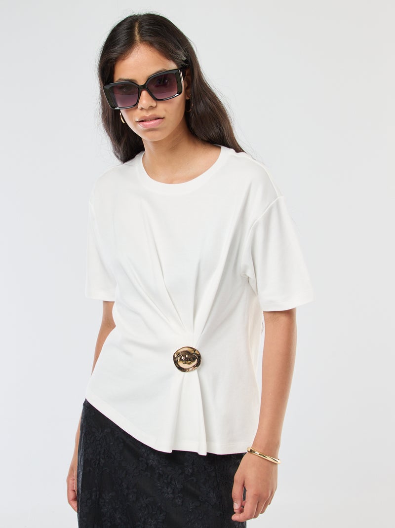 T-shirt a maniche corte con dettaglio gioiello fantasia frontale effetto twist Bianco - Kiabi