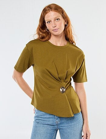 T-shirt a maniche corte con dettaglio gioiello decorativo frontale effetto twist