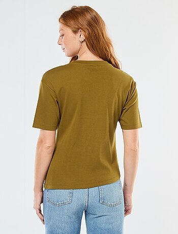 T-shirt a maniche corte con dettaglio gioiello decorativo frontale effetto twist