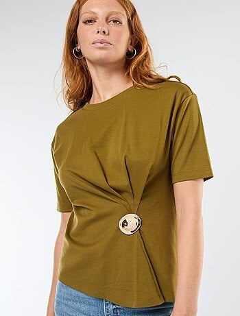 T-shirt a maniche corte con dettaglio gioiello decorativo frontale effetto twist