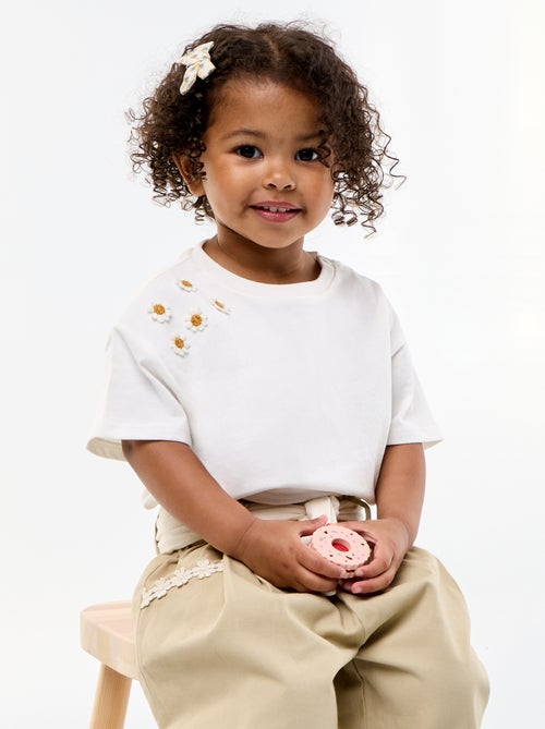 T-shirt a maniche corte con fiori sulla spalla - Kiabi T-shirt a maniche corte con fiori sulla spalla - Kiabi