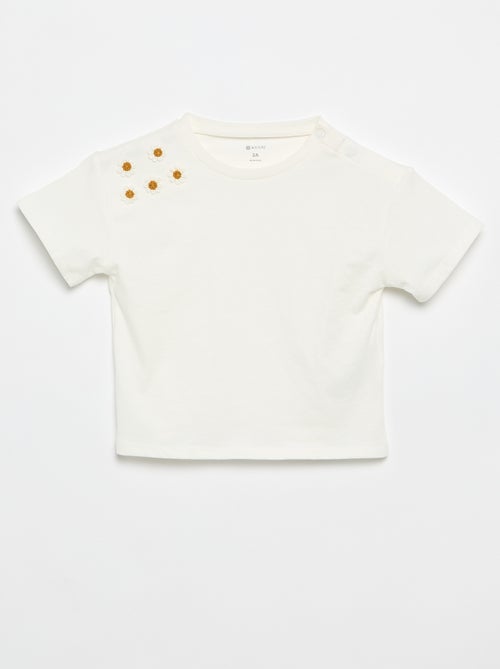 T-shirt a maniche corte con fiori sulla spalla - Kiabi T-shirt a maniche corte con fiori sulla spalla - Kiabi
