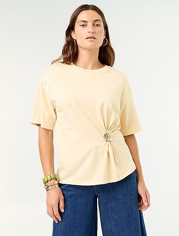 T-shirt a maniche corte con gioiello a conchiglia