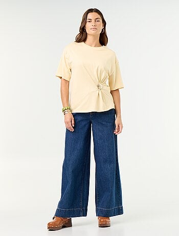 T-shirt a maniche corte con gioiello a conchiglia