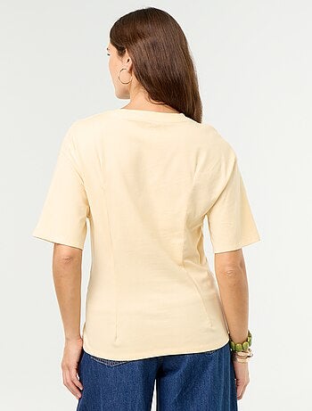 T-shirt a maniche corte con gioiello a conchiglia