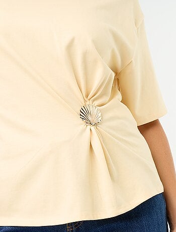 T-shirt a maniche corte con gioiello a conchiglia