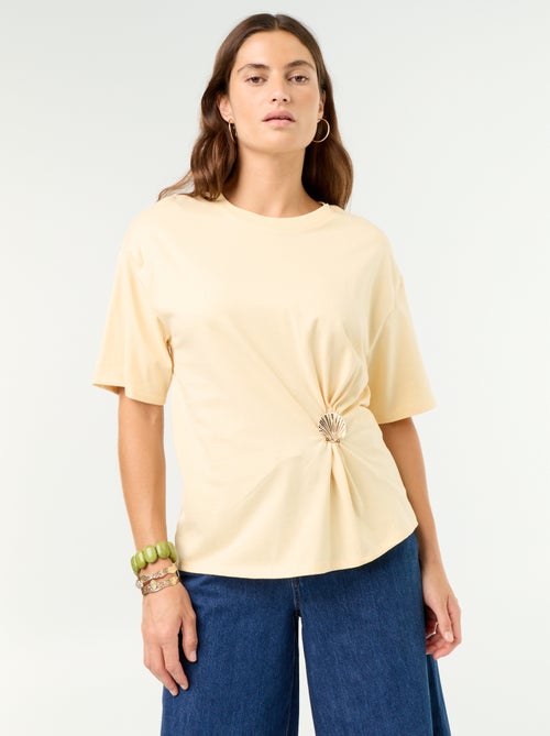T-shirt a maniche corte con gioiello a conchiglia - Kiabi T-shirt a maniche corte con gioiello a conchiglia - Kiabi