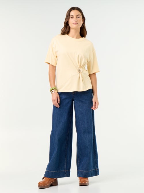 T-shirt a maniche corte con gioiello a conchiglia - Kiabi T-shirt a maniche corte con gioiello a conchiglia - Kiabi