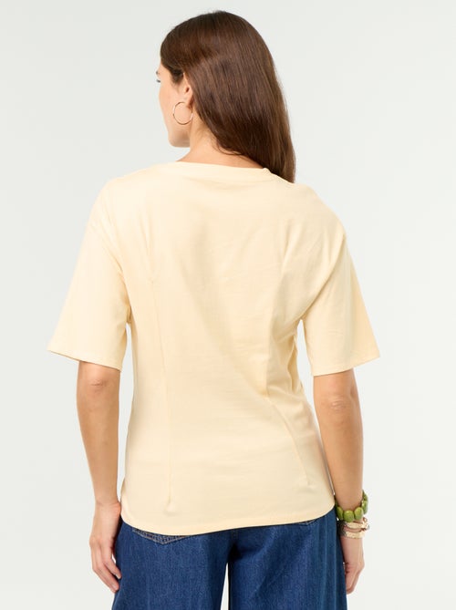 T-shirt a maniche corte con gioiello a conchiglia - Kiabi T-shirt a maniche corte con gioiello a conchiglia - Kiabi